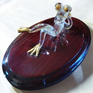 HAND BLOWN GLASS FROG LOUNGING KICK BACK RELAX TLC ROSEWOOD BASE GOLD ACCENTS